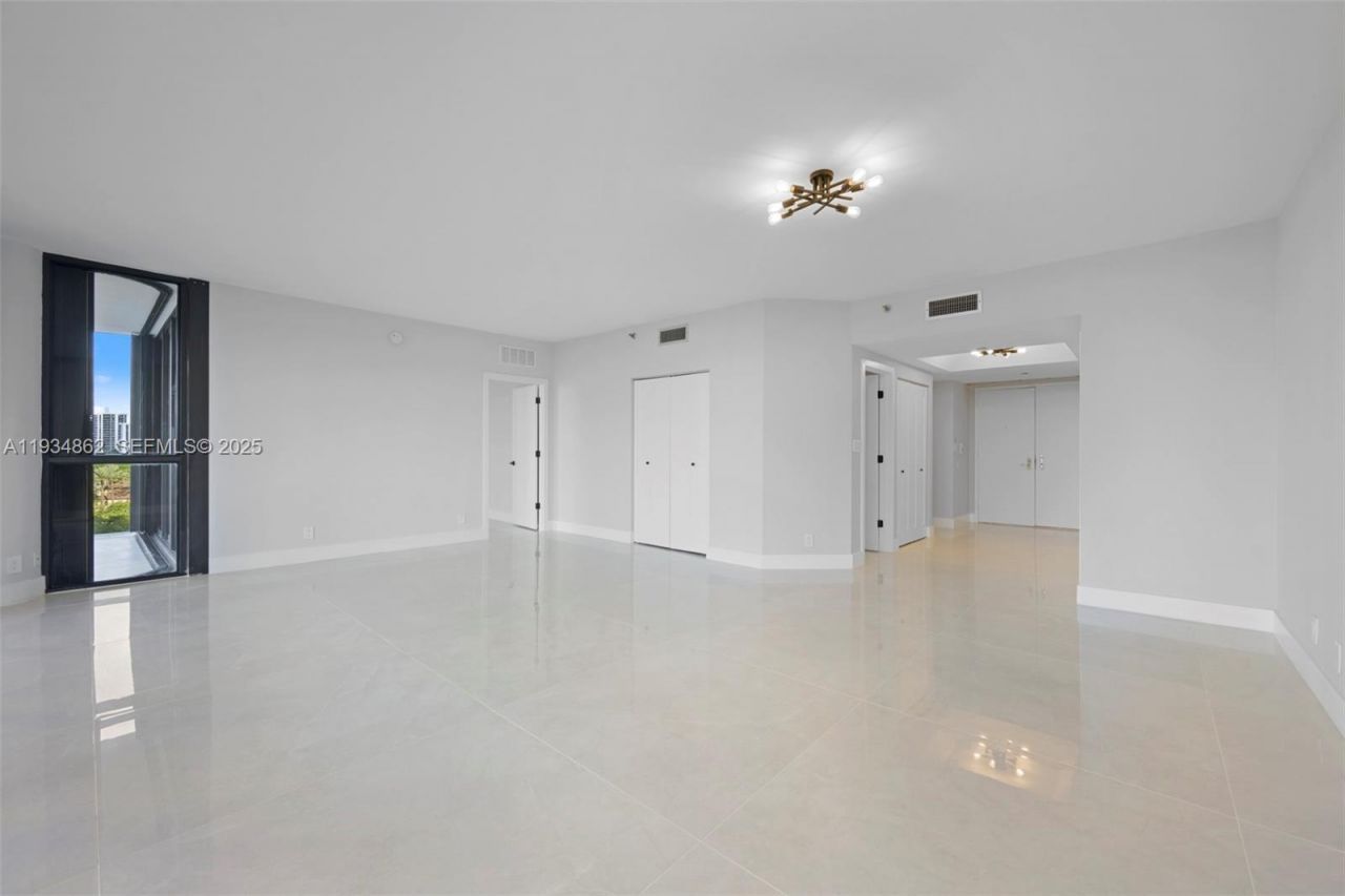 20281 E Country Club Dr, Unit 501, Aventura, FL 33180 Photo