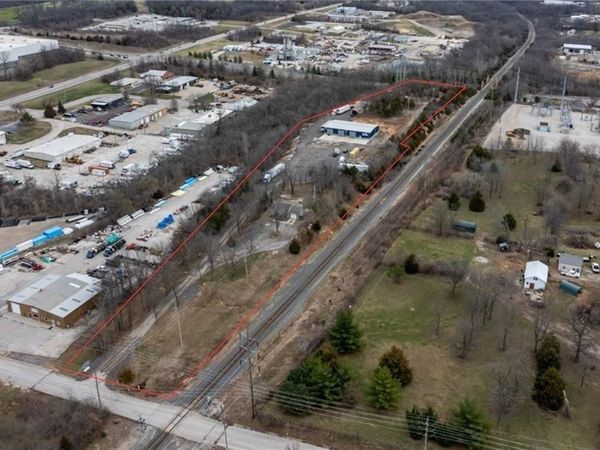 814 SE Sunny School Circle, Blue Springs, MO 64014