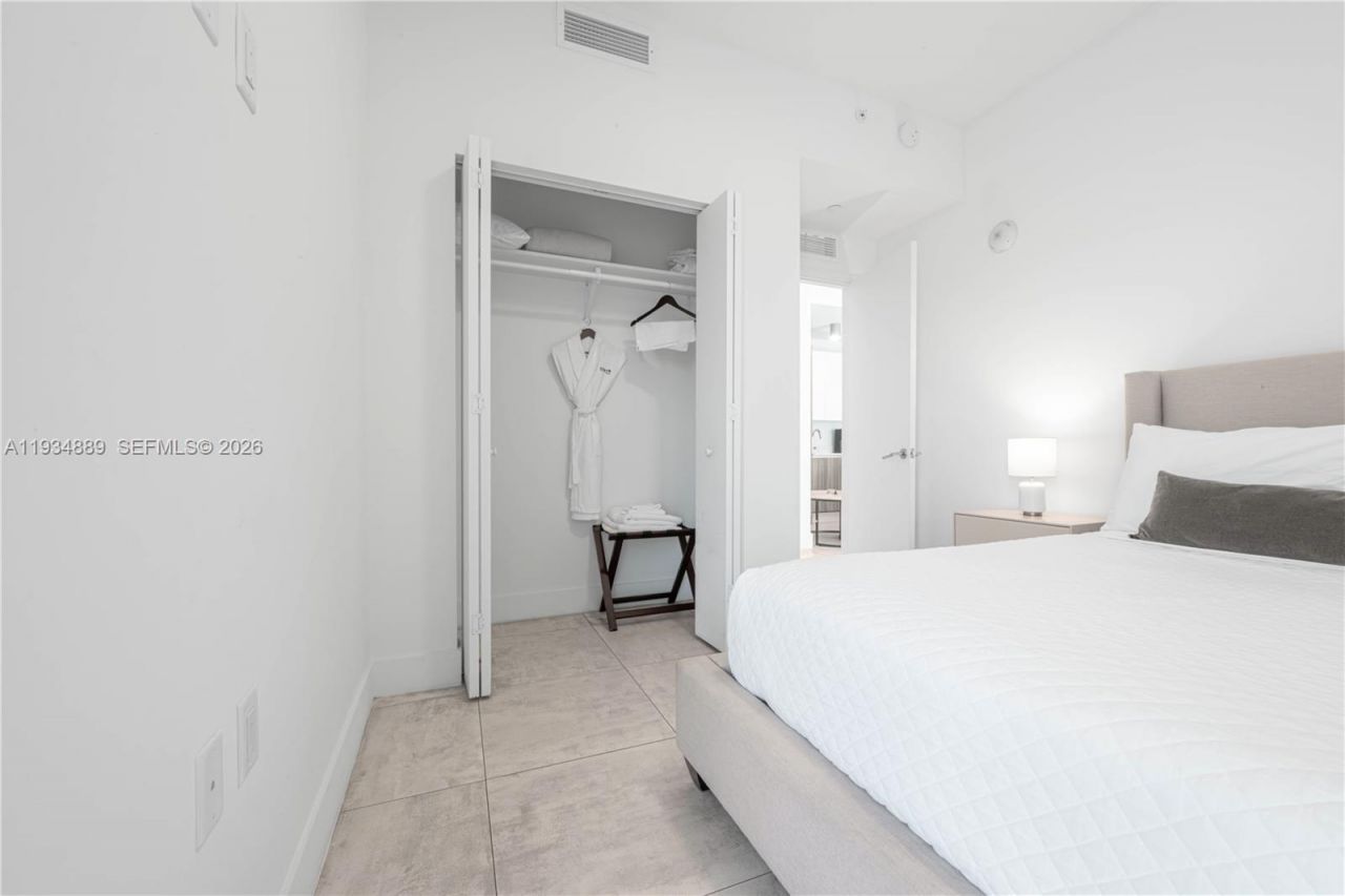 239 SW 9th St, Unit 2103, Miami, FL 33130 Photo
