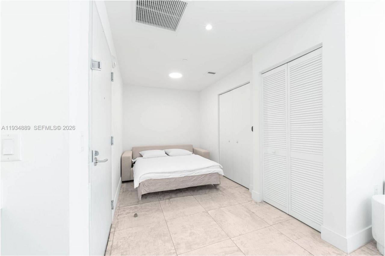 239 SW 9th St, Unit 2103, Miami, FL 33130 Photo