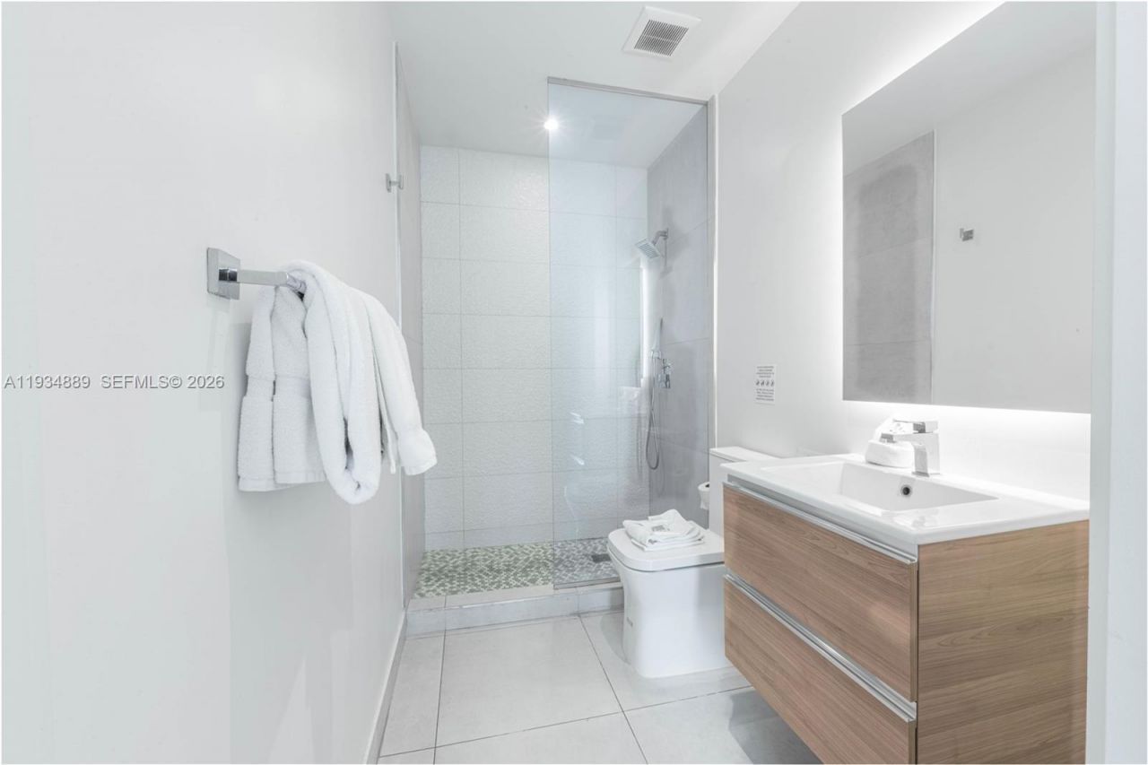 239 SW 9th St, Unit 2103, Miami, FL 33130 Photo