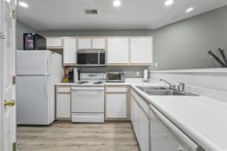 1242 River Oaks Dr. photo 4