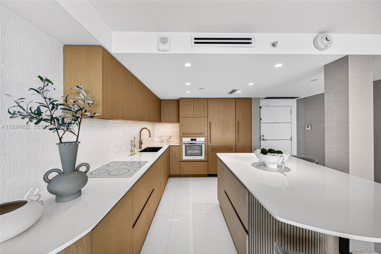 400 S Pointe Dr, Unit 1501, Miami Beach, FL 33139 Photo