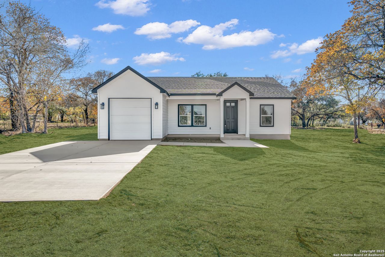 816 County Road 6723, Natalia, TX 78059 Main Photo