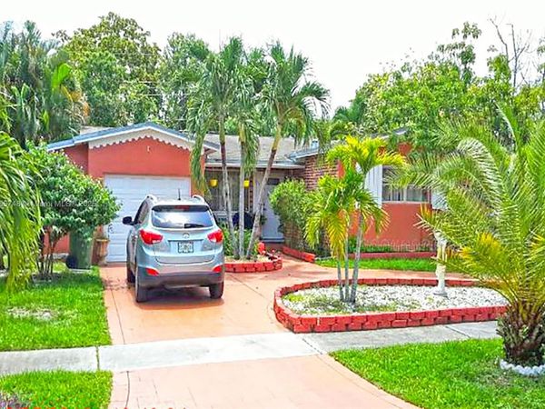 631 SW 69th Ave, Pembroke Pines, FL 33023