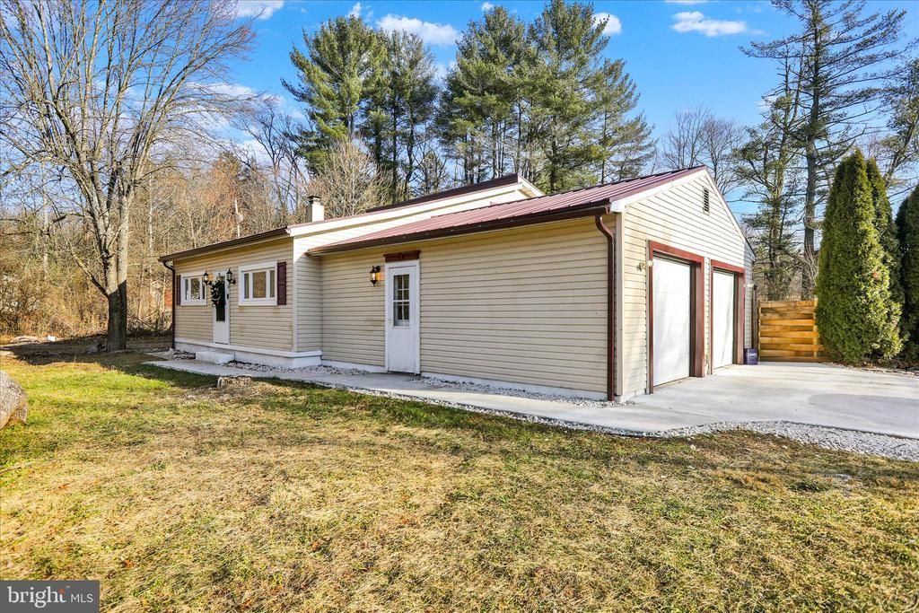 9 LAKE SHORE DRIVE, MOHNTON, PA 19540