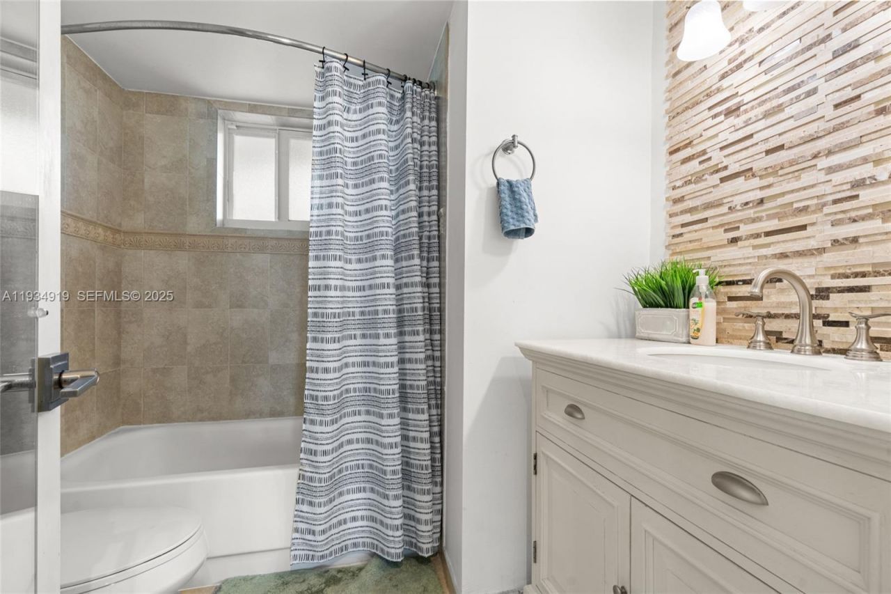 1170 NE 191st St, Unit 35, Miami, FL 33179 Photo