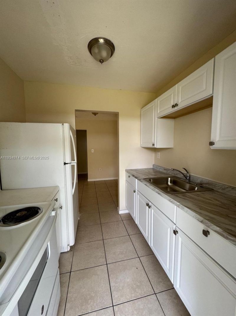 151 NW 164th St, Miami, FL 33169 Photo