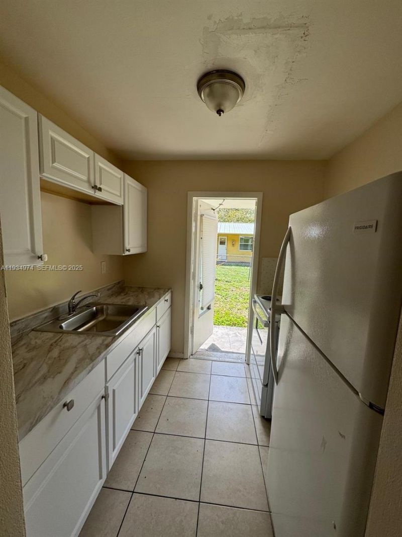 151 NW 164th St, Miami, FL 33169 Photo