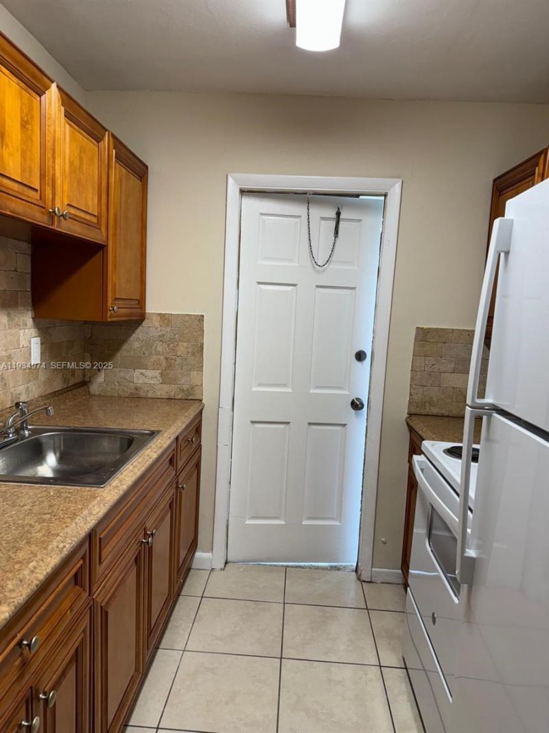 151 NW 164th St, Miami, FL 33169 Photo