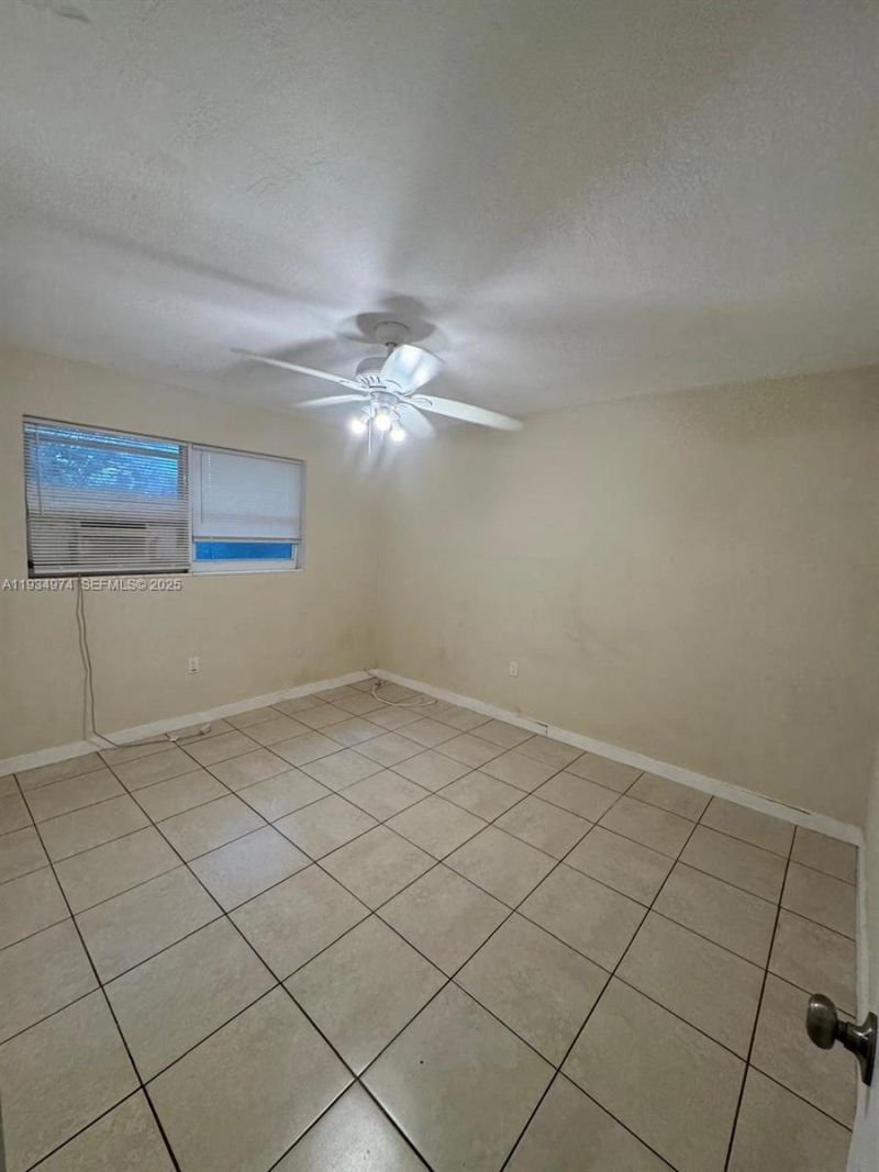 151 NW 164th St, Miami, FL 33169 Photo