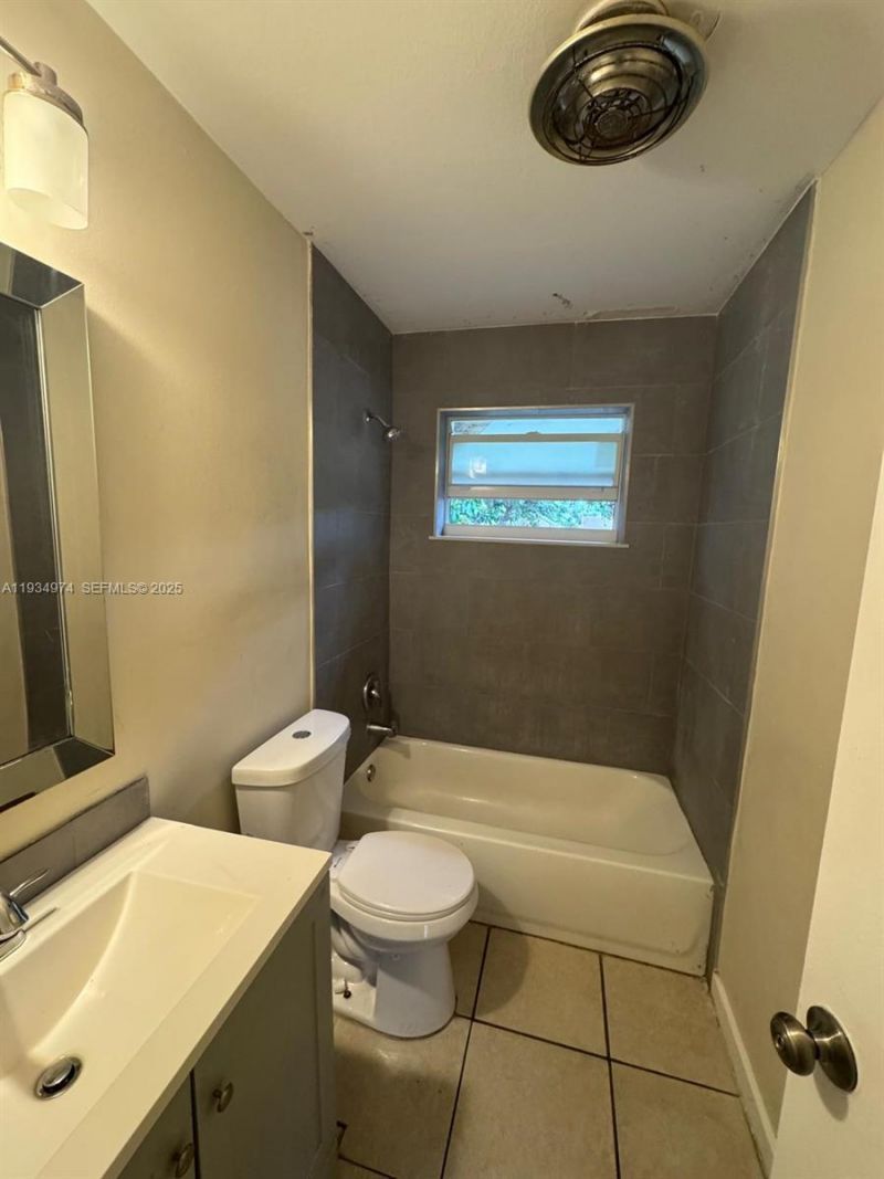 151 NW 164th St, Miami, FL 33169 Photo