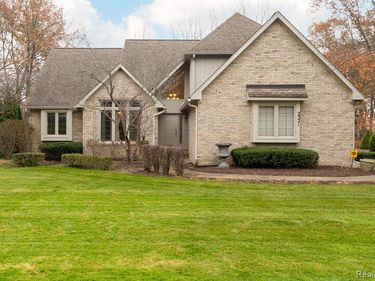 2321 Pine Hollow, Brighton, MI 48114