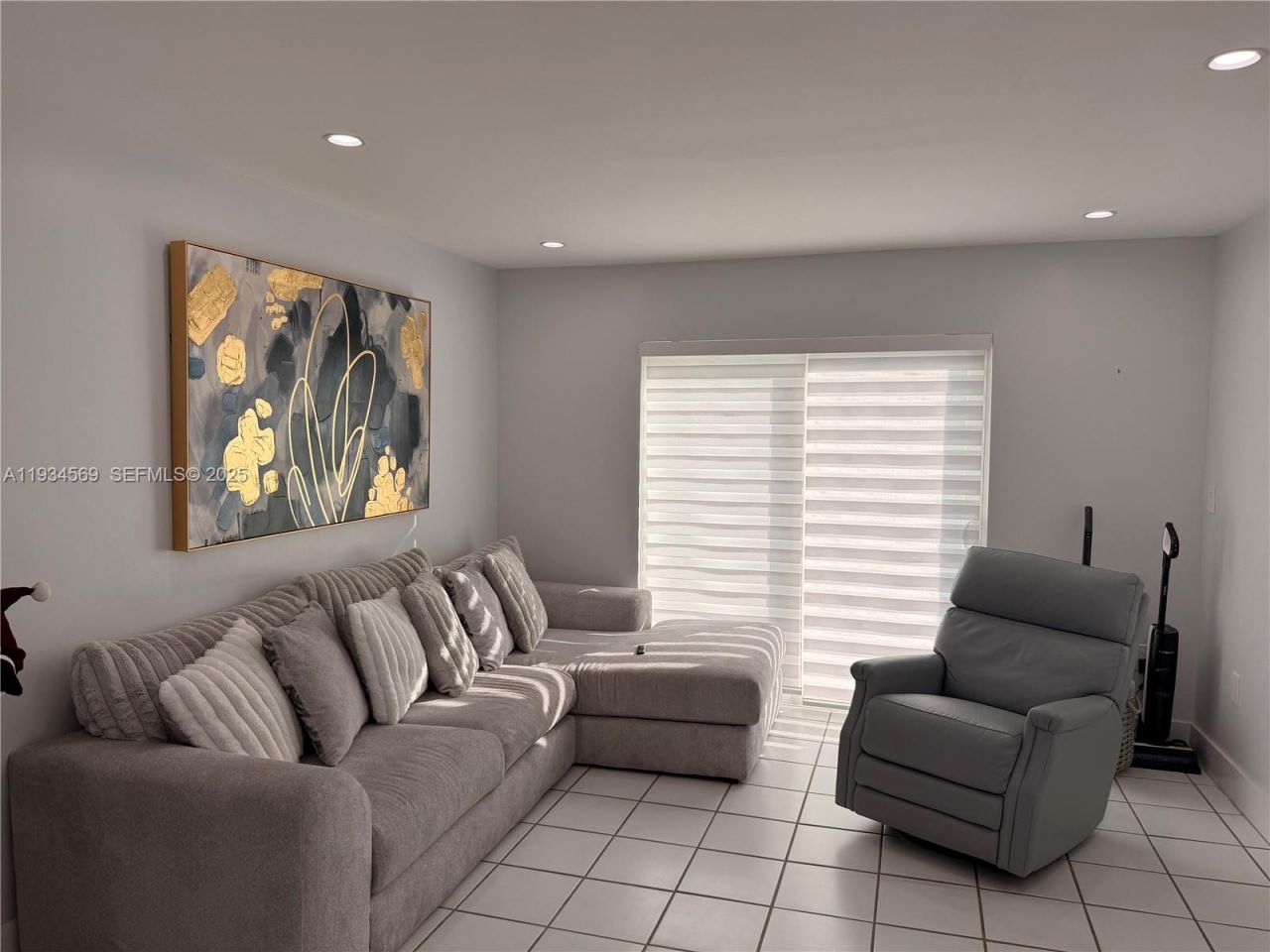 8242 NW 200 Ter, Hialeah, FL 33015 Photo