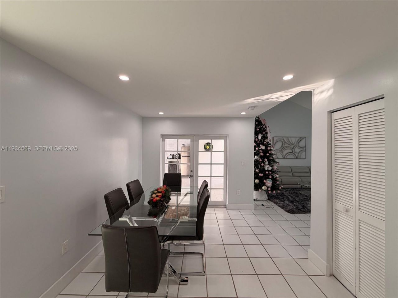 8242 NW 200 Ter, Hialeah, FL 33015 Photo