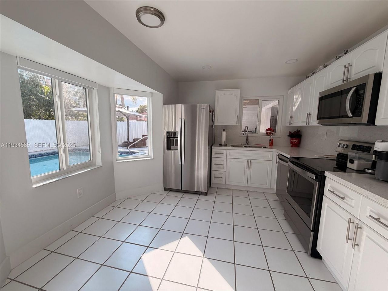 8242 NW 200 Ter, Hialeah, FL 33015 Photo