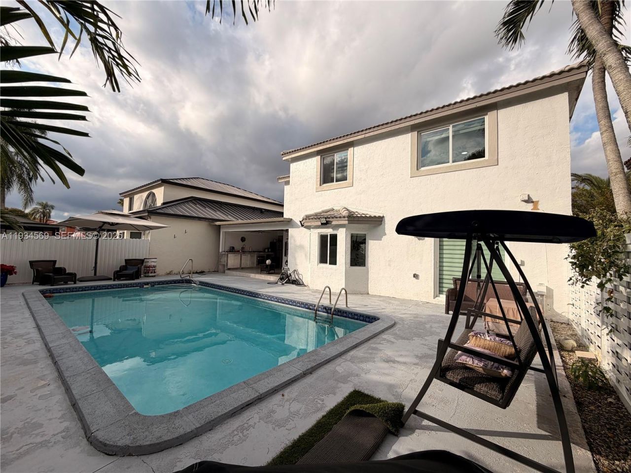 8242 NW 200 Ter, Hialeah, FL 33015 Photo