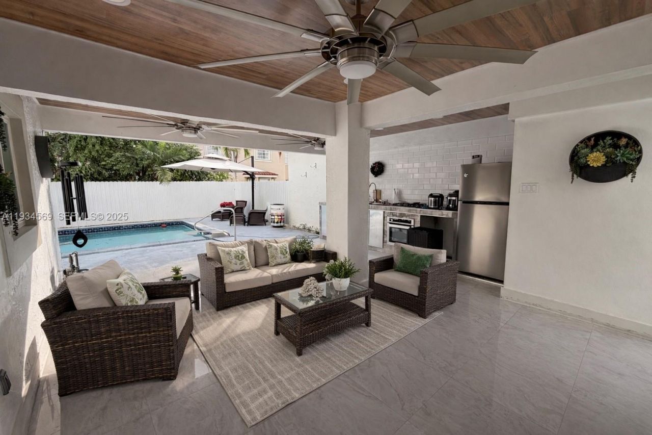 8242 NW 200 Ter, Hialeah, FL 33015 Photo