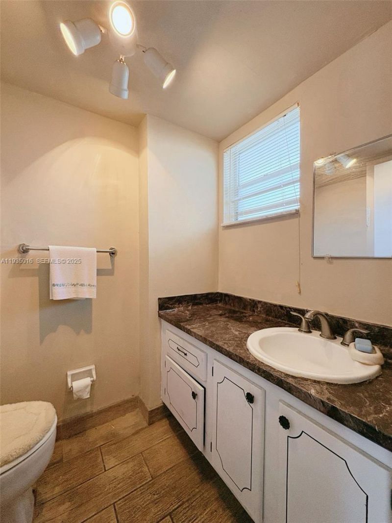 410 SE 2nd St, Unit 406, Hallandale Beach, FL 33009 Photo