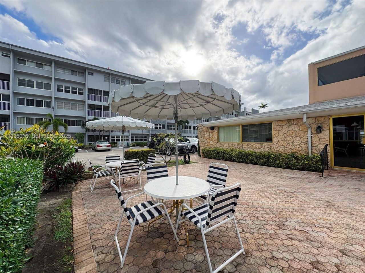 410 SE 2nd St, Unit 406, Hallandale Beach, FL 33009 Photo