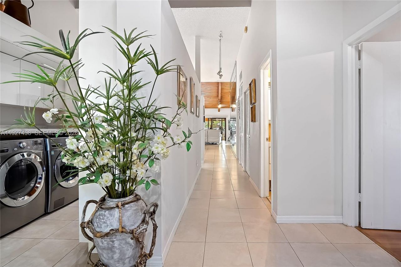 2669 S Parkview Dr , Hallandale Beach, FL 33009 Photo