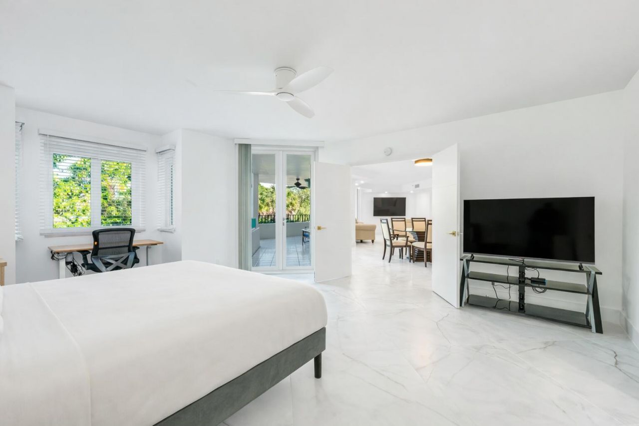 100 SE 5th Avenue, Unit 304, Boca Raton, FL 33432 Photo