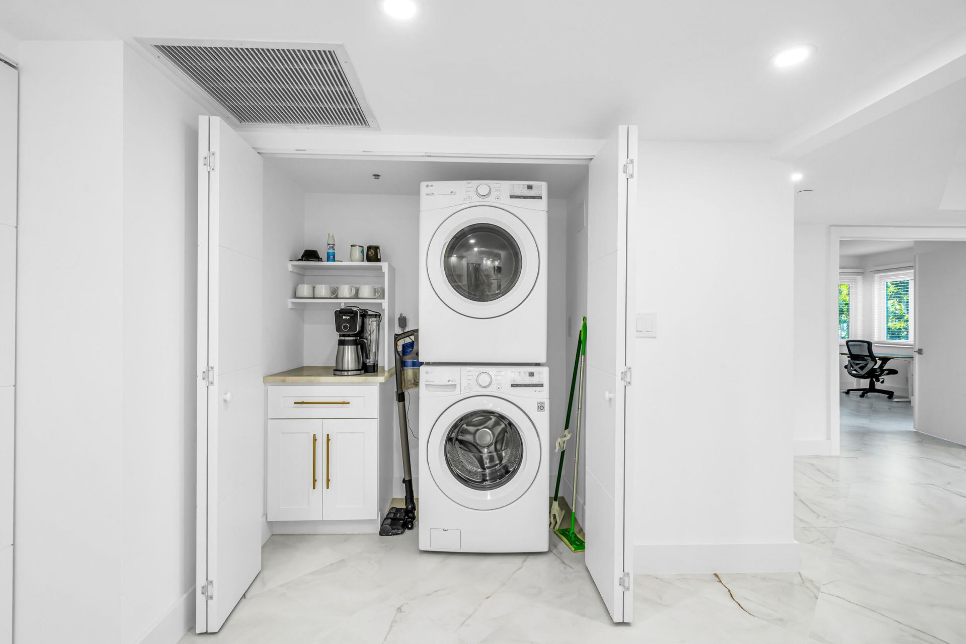 100 SE 5th Avenue, Unit 304, Boca Raton, FL 33432 Photo