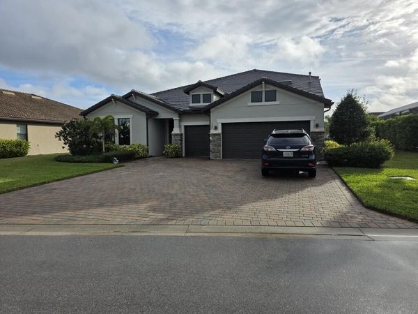 527 SE Vallarta Drive, Port St. Lucie, FL 34984