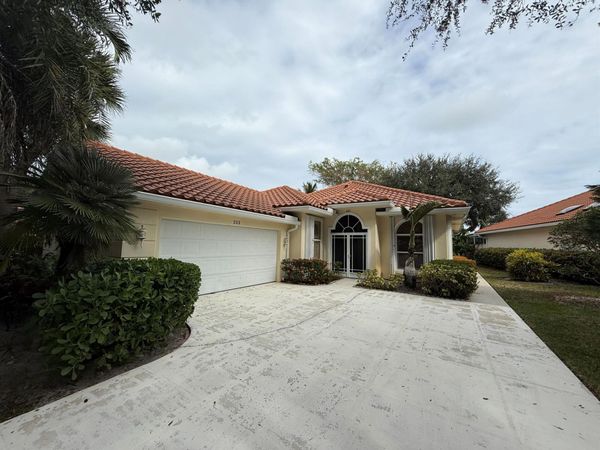222 E Tall Oaks Circle, Palm Beach Gardens, FL 33410