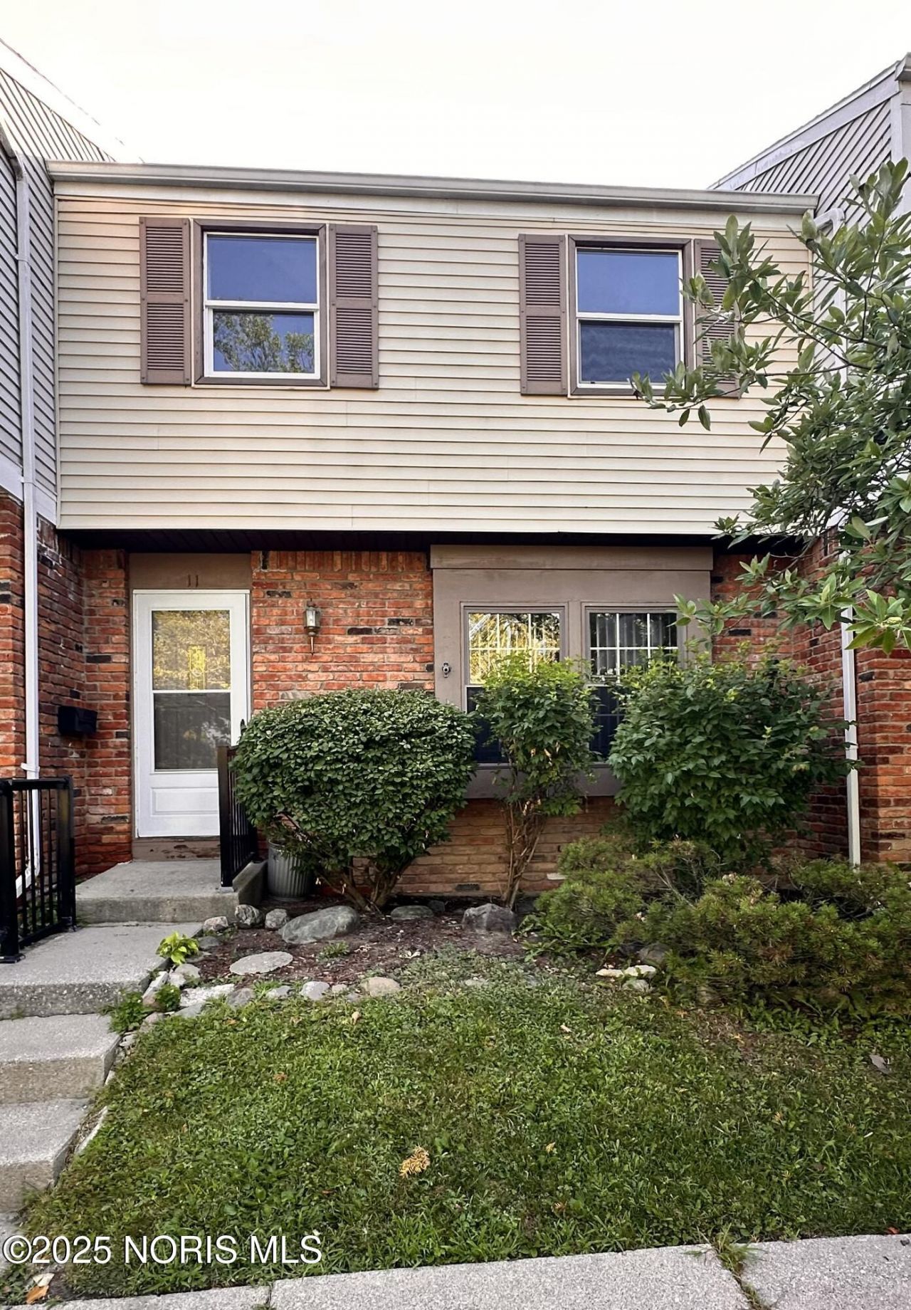 11 Meadowbrook Drive, Perrysburg, OH 43551 Main Photo