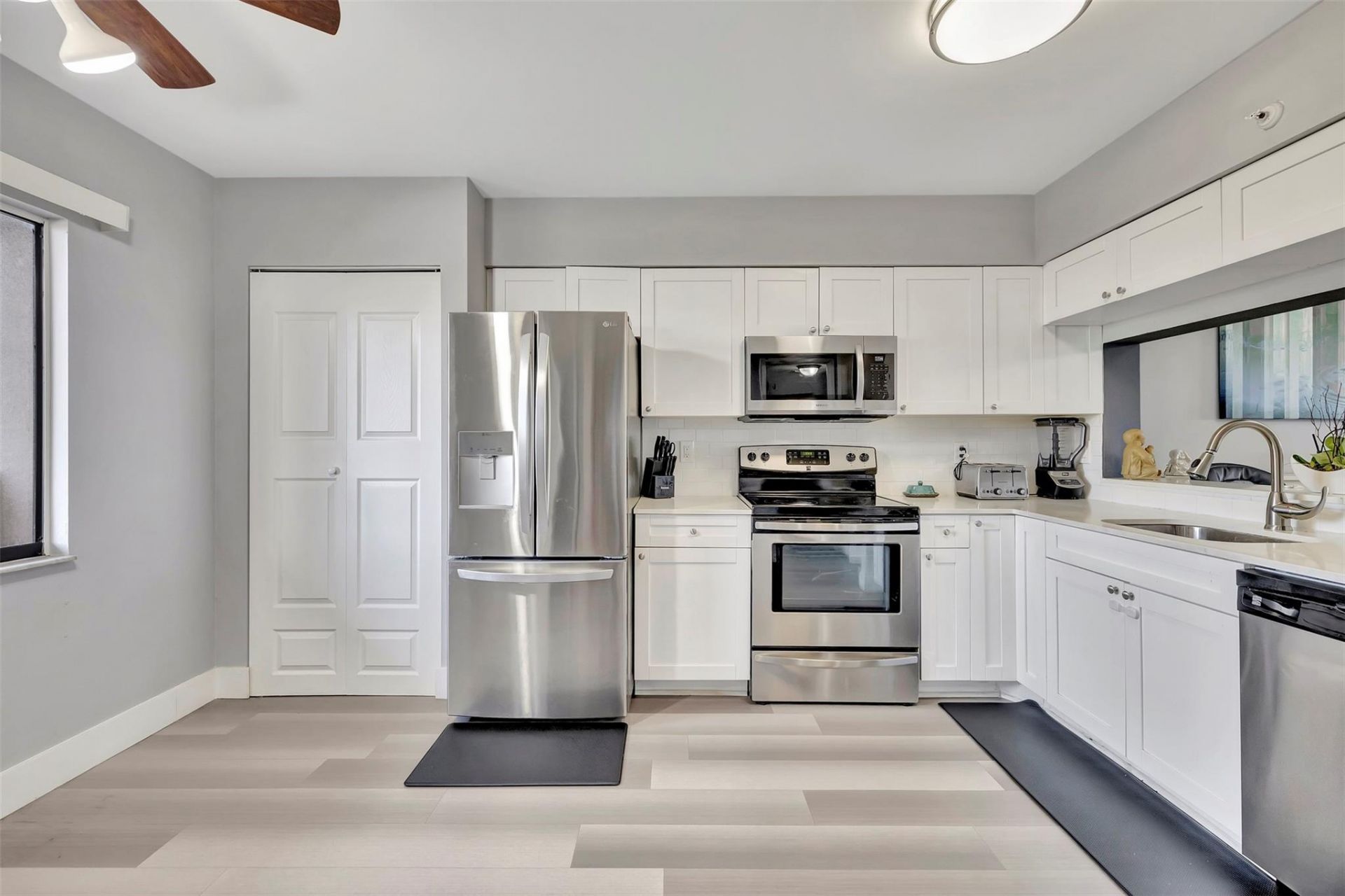 2200 S Cypress Bend Drive, Unit 702, Pompano Beach, FL 33069 Photo