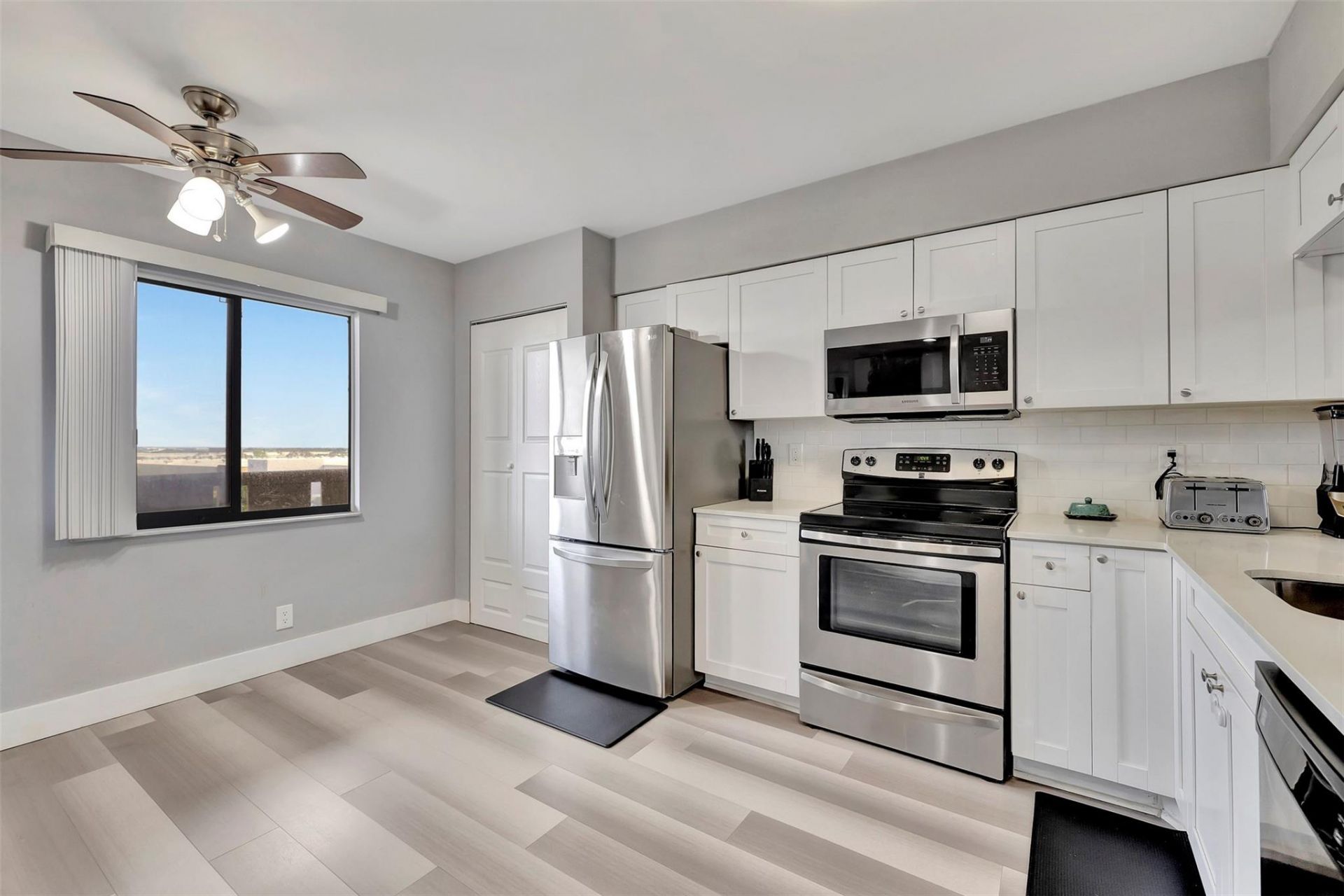 2200 S Cypress Bend Drive, Unit 702, Pompano Beach, FL 33069 Photo