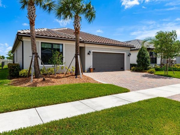 519 SE Villandry Way, Port St. Lucie, FL 34984