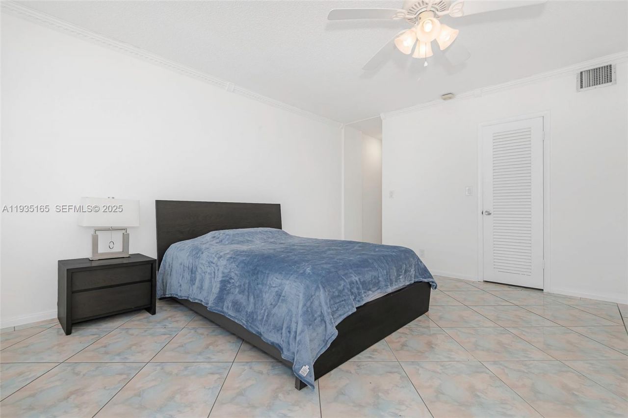 3181 S Ocean Dr, Unit 302, Hallandale Beach, FL 33009 Photo