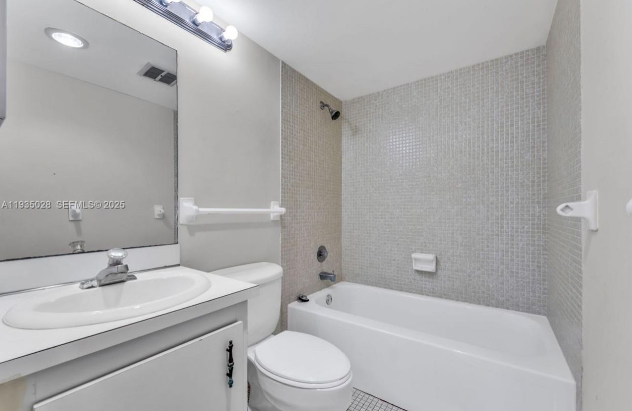 4172 Inverrary Dr, Unit 304, Lauderhill, FL 33319 Photo