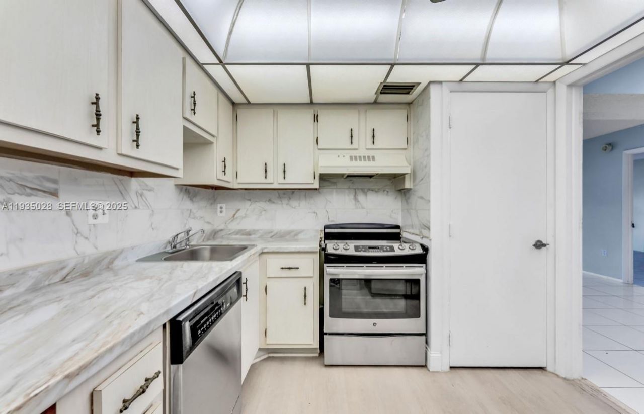 4172 Inverrary Dr, Unit 304, Lauderhill, FL 33319 Photo