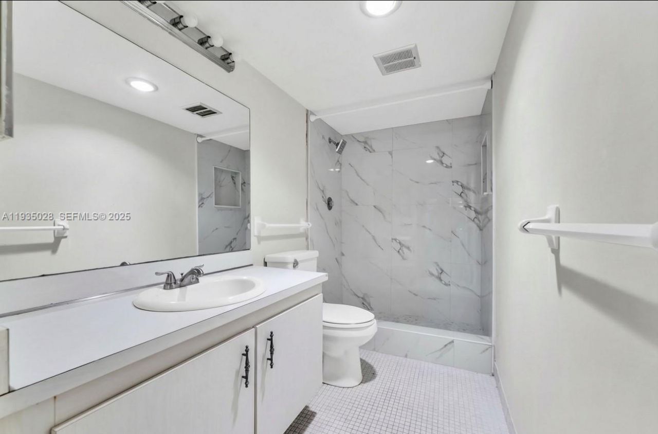 4172 Inverrary Dr, Unit 304, Lauderhill, FL 33319 Photo