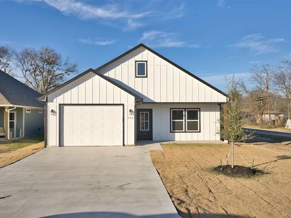 302 W Pine Street, Whitewright, TX 75491