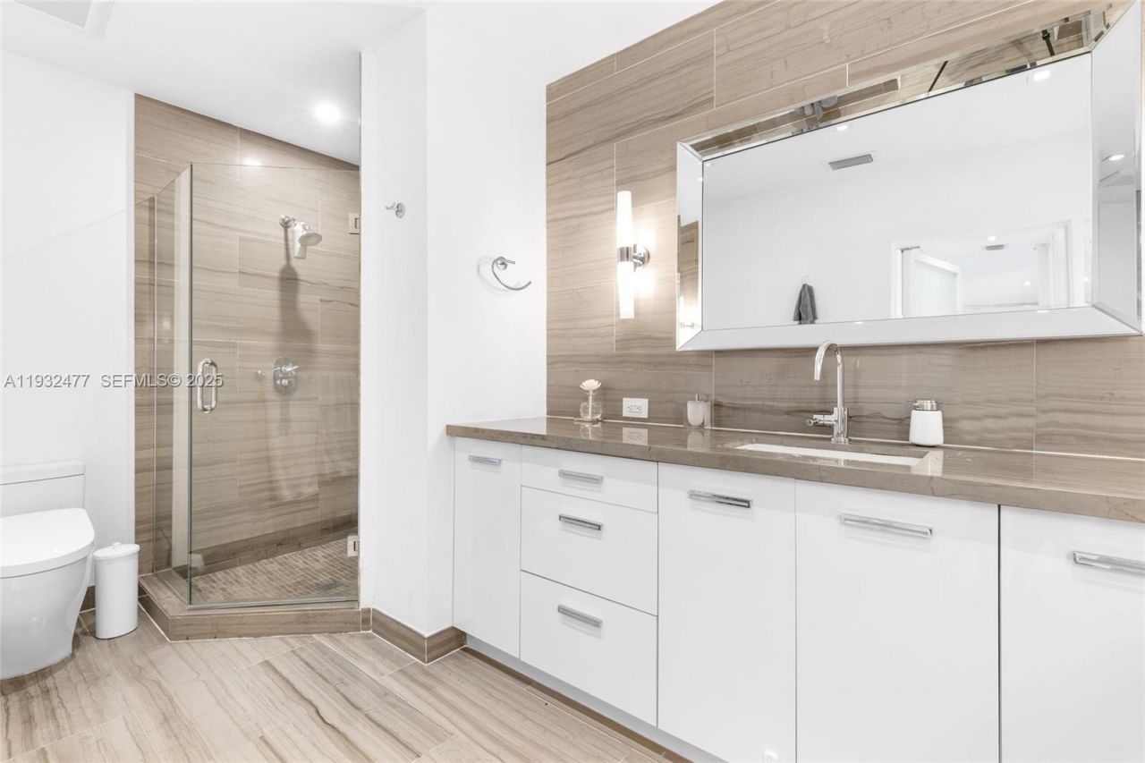 6420 Pinetree Drive Cir, Miami Beach, FL 33141 Photo