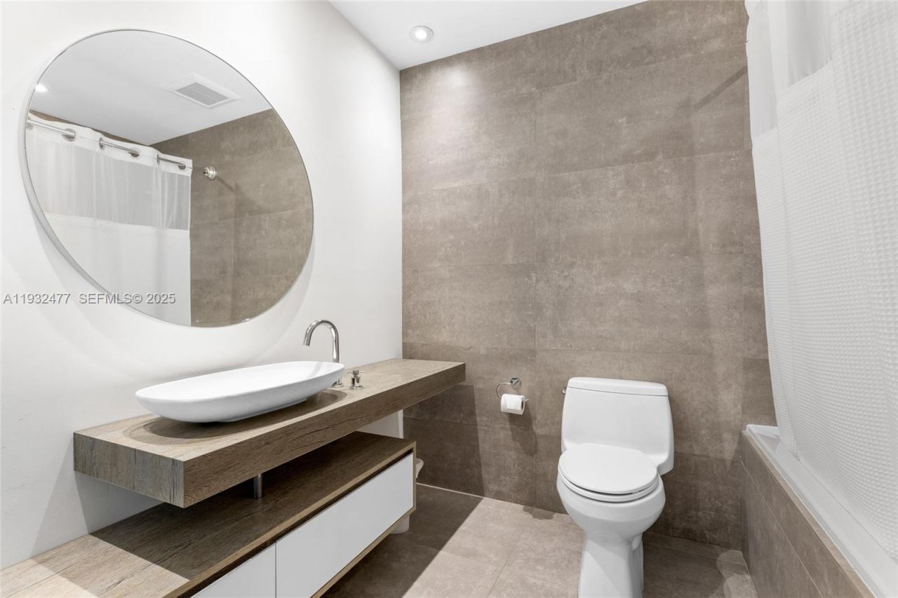 6420 Pinetree Drive Cir, Miami Beach, FL 33141 Photo