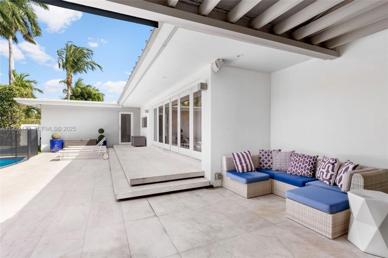 6420 Pinetree Drive Cir, Miami Beach, FL 33141 Photo