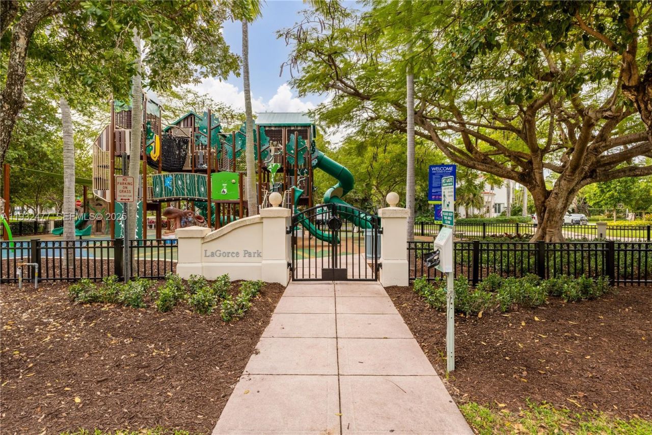 6420 Pinetree Drive Cir, Miami Beach, FL 33141 Photo