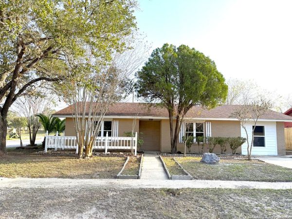 1212 fairview, Beeville, TX 78102