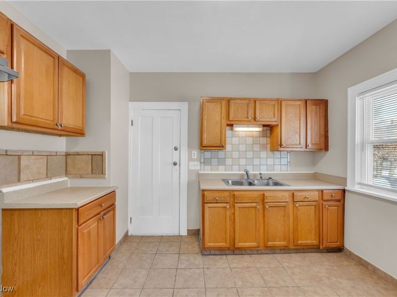 11913 Buckingham Avenue, Unit 2/UP, Cleveland, OH 44120 Photo 12