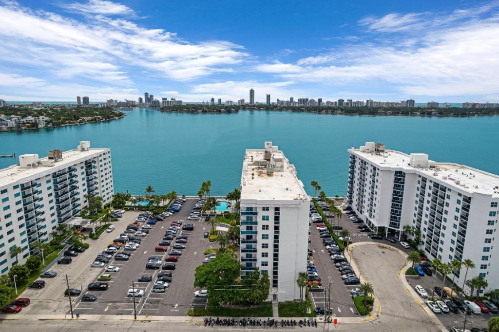 7501 E Treasure Drive, Unit 8n, North Bay Village, FL 33141 Photo