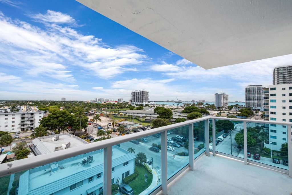 7501 E Treasure Drive, Unit 8n, North Bay Village, FL 33141 Photo