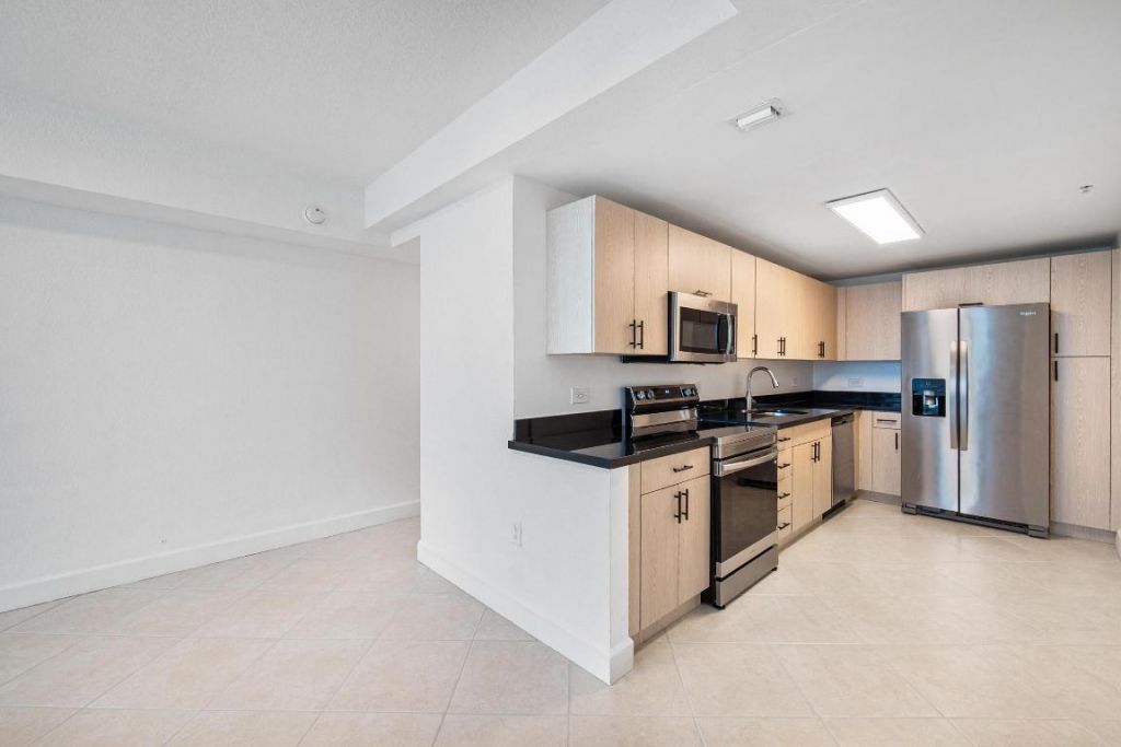 7501 E Treasure Drive, Unit 8n, North Bay Village, FL 33141 Photo