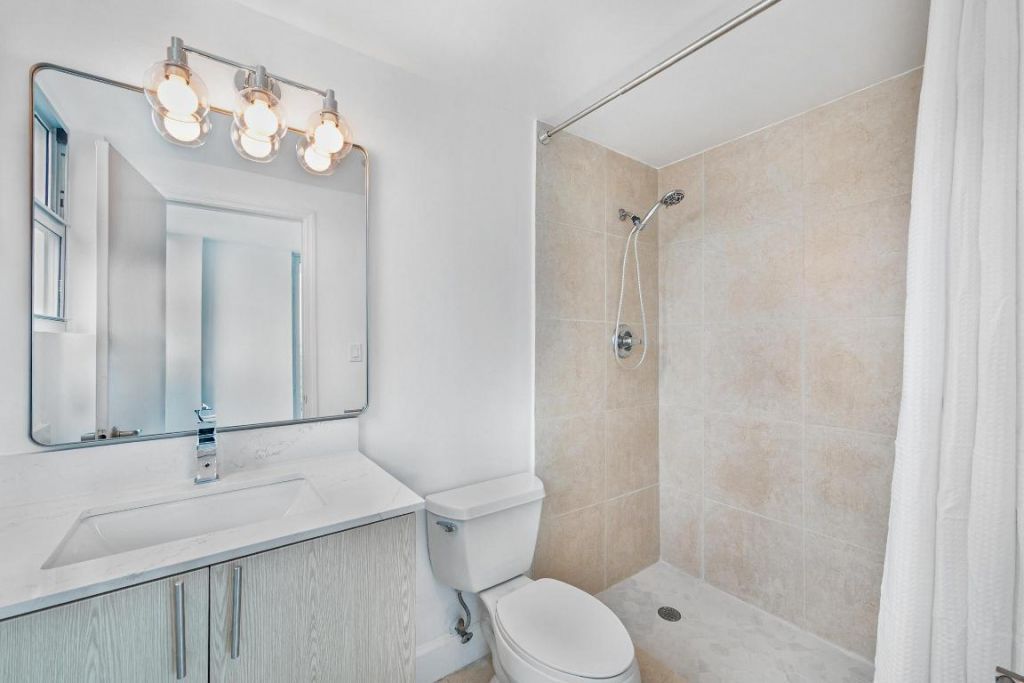 7501 E Treasure Drive, Unit 8n, North Bay Village, FL 33141 Photo