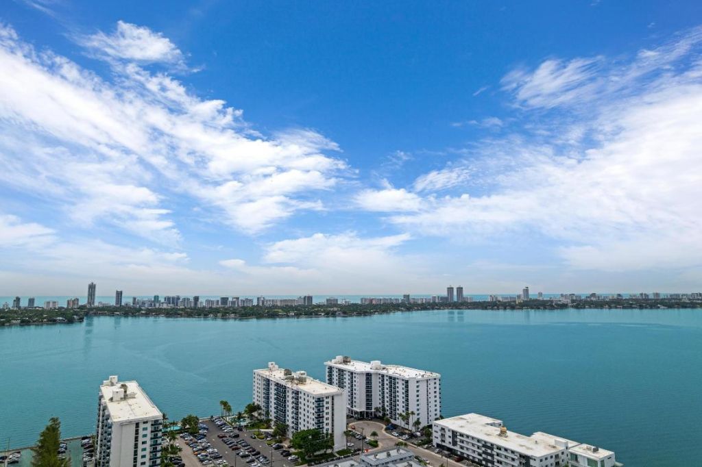 7501 E Treasure Drive, Unit 8n, North Bay Village, FL 33141 Photo