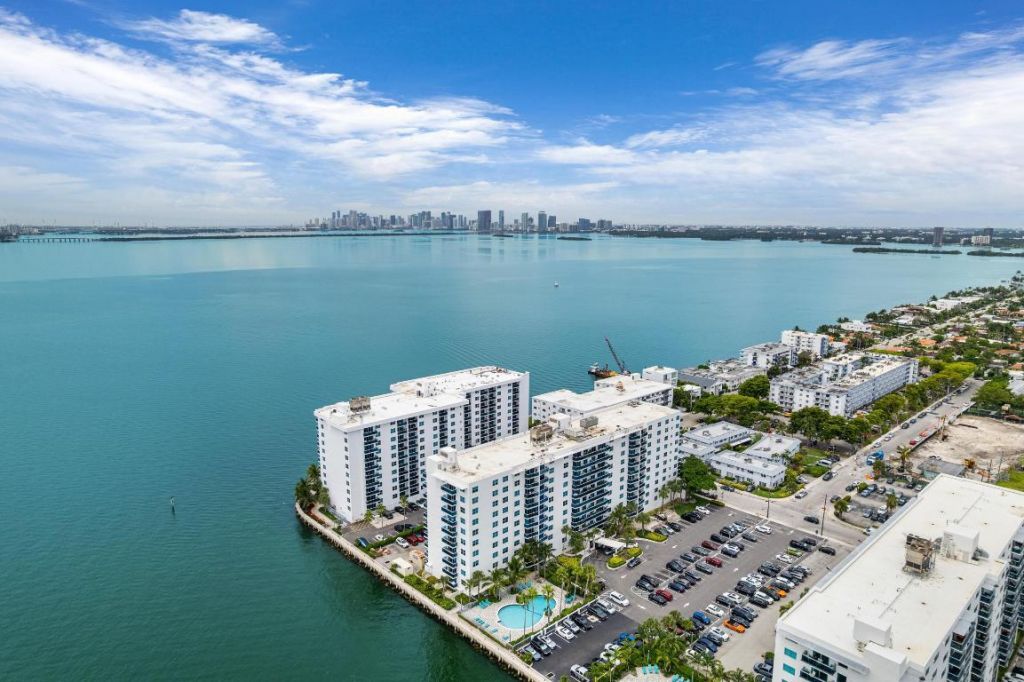 7501 E Treasure Drive, Unit 8n, North Bay Village, FL 33141 Photo